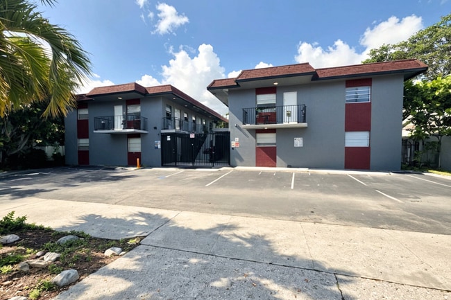 Building Photo - Updated 1bd Apartments - Walk to Young Circle!