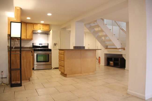 Building Photo - 12 Follen St