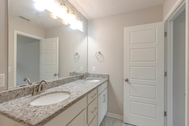Building Photo - 4327 Doral Dr