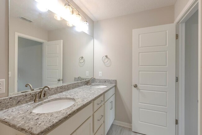 Building Photo - 4333 Doral Dr