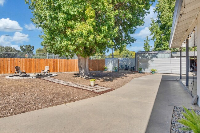 Building Photo - 6836 S Land Park Dr