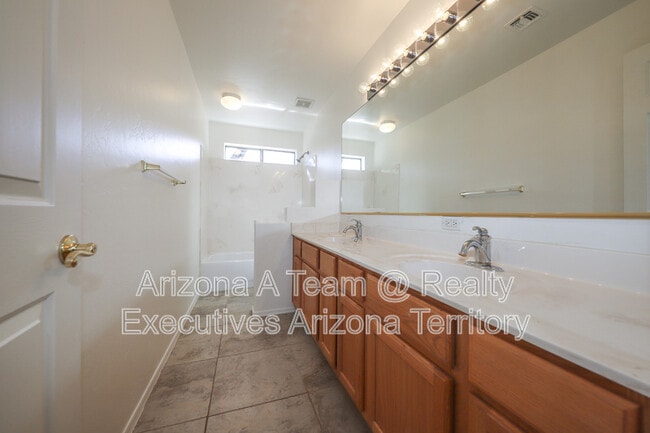 Building Photo - 352 S Vía De Los Rosales