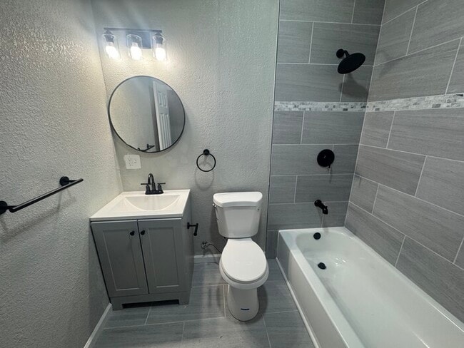 Building Photo - Spacious & Bright 3-Bed, 2-Bath Home in Fa...