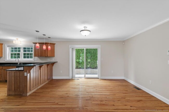 Building Photo - 400 Burr St