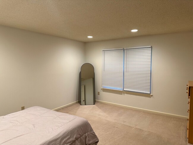 Building Photo - Townhouse in Chisel Run! Available Now