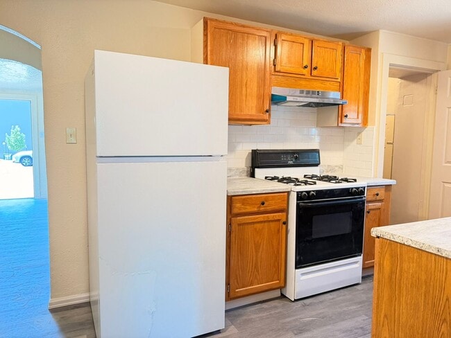 Building Photo - Cute House - 3Bed 1Bath - ONE Block from CMU!!!
