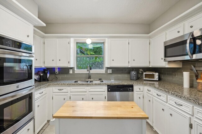Building Photo - 1703 Westmere Ct