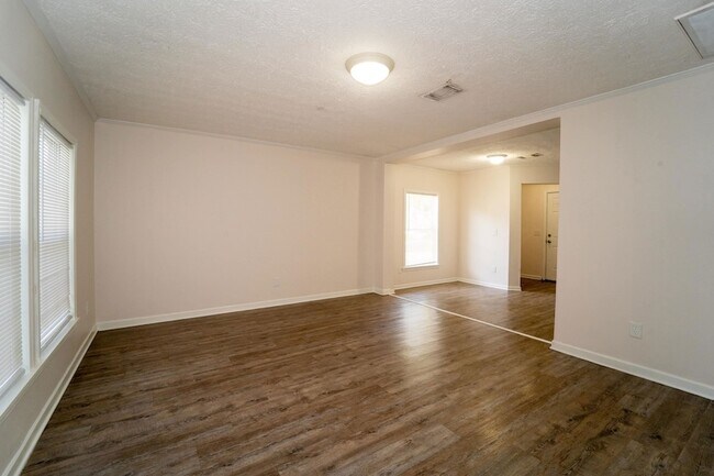 Building Photo - 37 Evergreen Ave