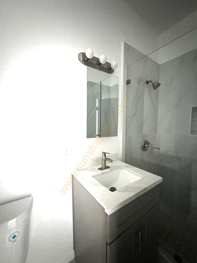 Building Photo - 696 E 9th St