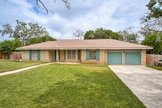Building Photo - 313 Sagecrest Dr