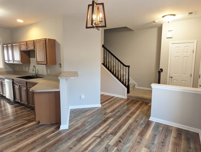 Building Photo - Townhome Close to I-485 and Shopping/Resta...