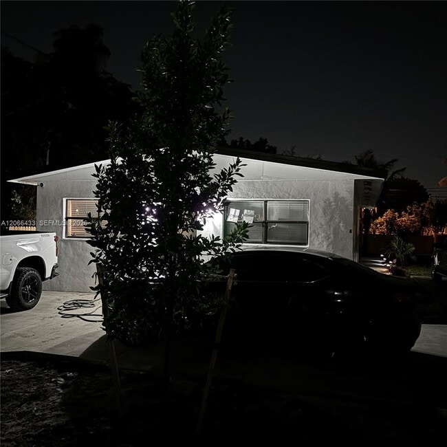 Building Photo - 400 NW 60th Way