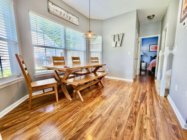 Building Photo - Adorable, well taken care of three bedroom...