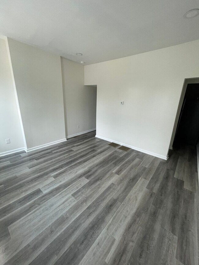 Building Photo - 3-Bedroom Home with Modern Finishes & Spacious Backyard