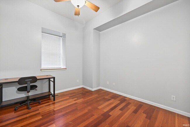 Building Photo - 110 W 6th St