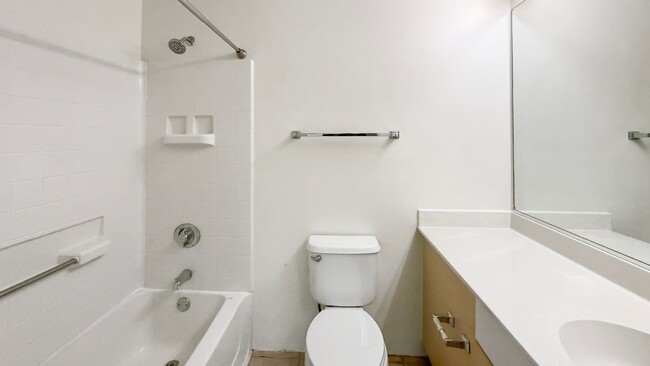 Building Photo - Gated Townhome  Ground Floor 3bdrm/2bath M...