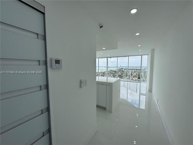 Building Photo - 7601 E Treasure Dr