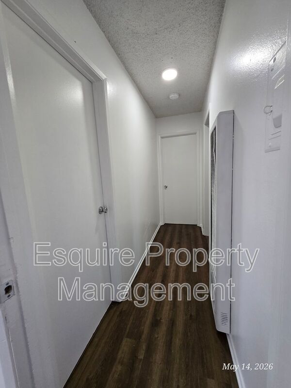 Building Photo - 2056 N Ventura Rd