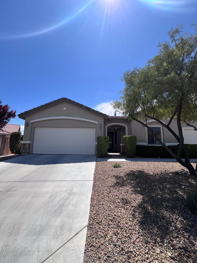 Building Photo - Stunning 4-Bed 3 Car Garage Gated Single S...