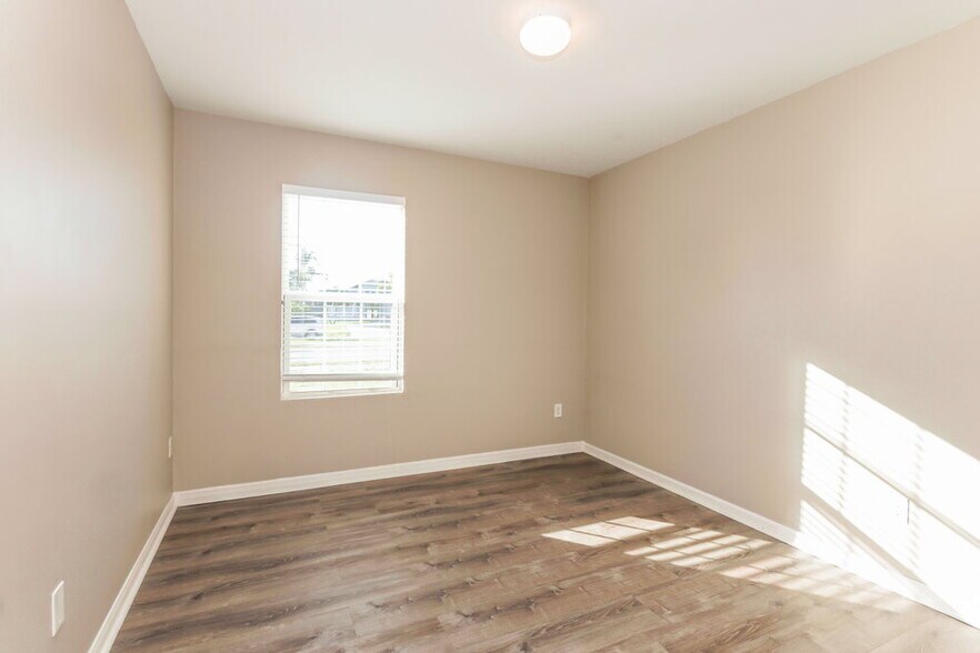 Building Photo - 2564 Surfside Blvd