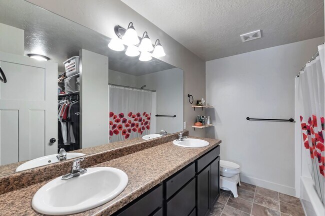 Building Photo - 154 1325 W