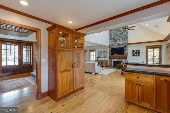 Building Photo - 1057 Vista Dr
