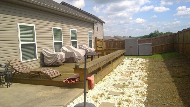 Building Photo - Single Level 3 Bed, 2 Bath Home with 2 Car Garage & Fenced Backyard