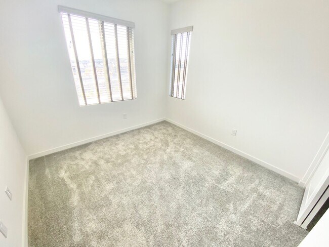Building Photo - STUNNING LIKE NEW SINGLE-FAMILY HOME 3 BEDROOM / 2.5 BATHROOMS, WITH 2 CAR GARAGE!!