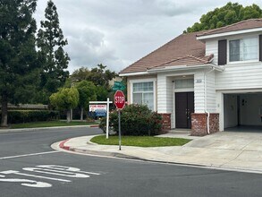 Building Photo - Stunning 3 Bed 3 Bath Duplex in Placentia with Open Floor Plan and Vaulted Ceilings.