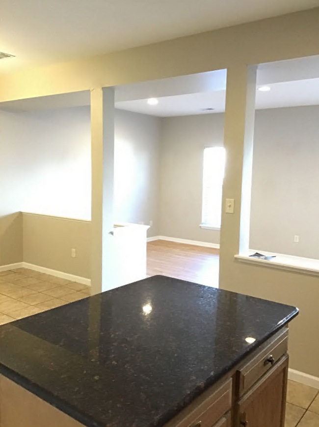 Building Photo - Spacious 3-Bedroom Townhome with Garage - ...