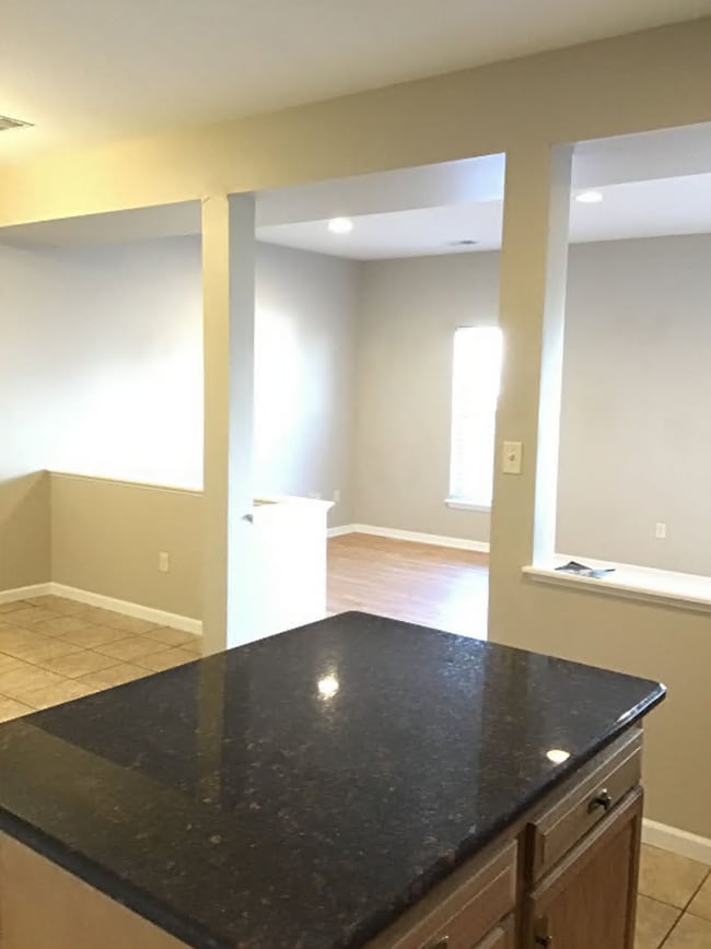 Building Photo - Spacious 3BR Townhome w/ Garage | Great Location Near I-81