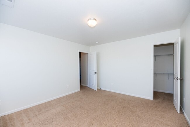 Building Photo - Beautifully 4-bedroom, 2.5-bathroom spacio...