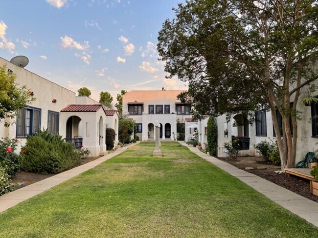 Building Photo - 1417 Bank St