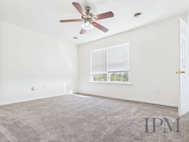 Building Photo - Newly Renovated!  3 bedrooms, 2 full baths...