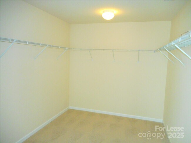 Building Photo - 3038 Oakmere Rd