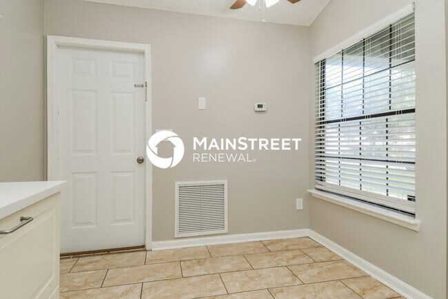 Building Photo - 3 Bedroom Pet-Friendly Home in Jacksonville, FL with Main Street Renewal