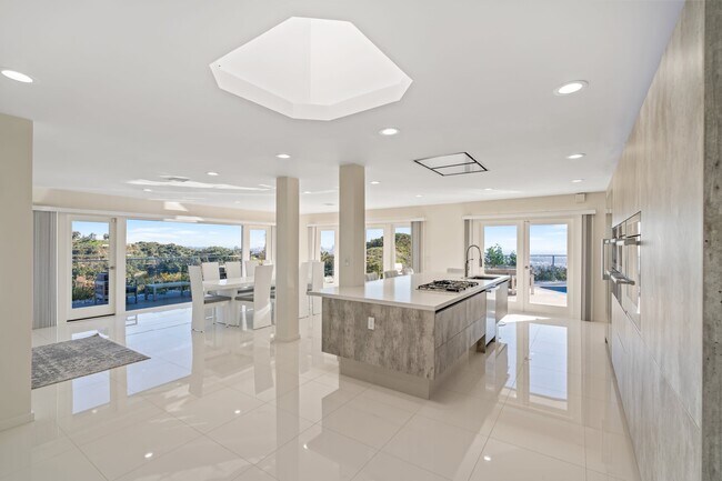 Building Photo - 2900 Lakeridge Dr