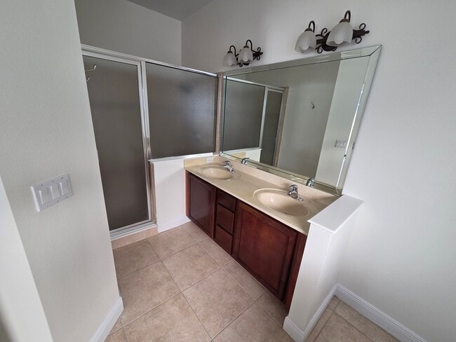 Building Photo - 2819 Roseglen Way