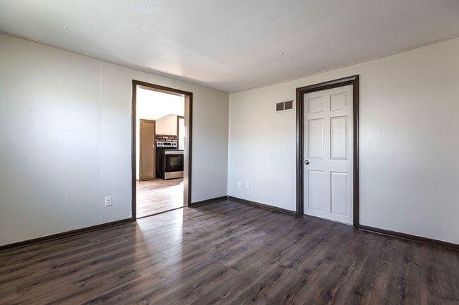 Building Photo - nre936