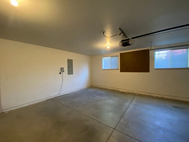 Building Photo - Beautiful Single-Level Home in Desirable NE Bend Community