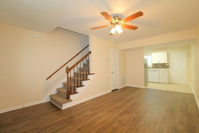Building Photo - Renovated 2 bedroom Townhome in Belmont!