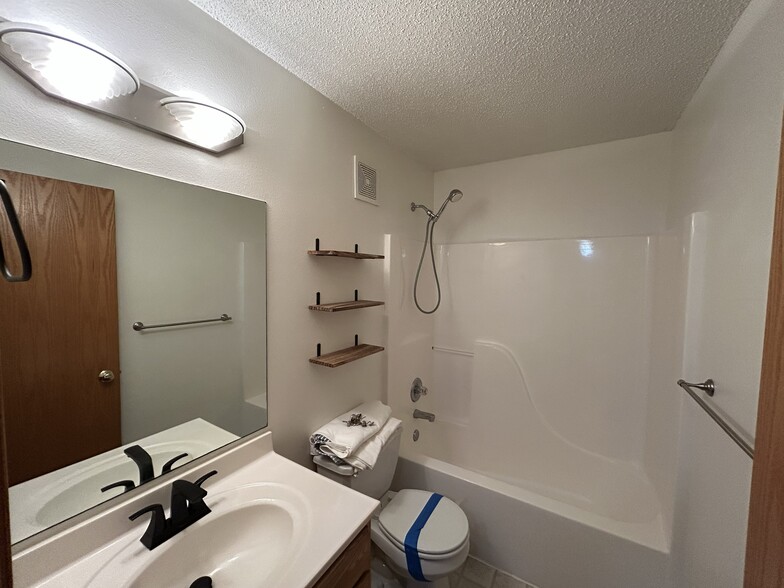 Main Bath - 80 Cherry Ct