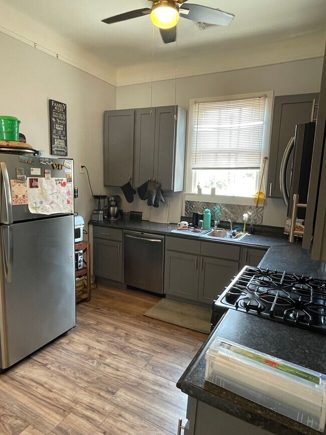 Building Photo - Gorgeous 3BD Apartment above commercial space ON MAPLE ST