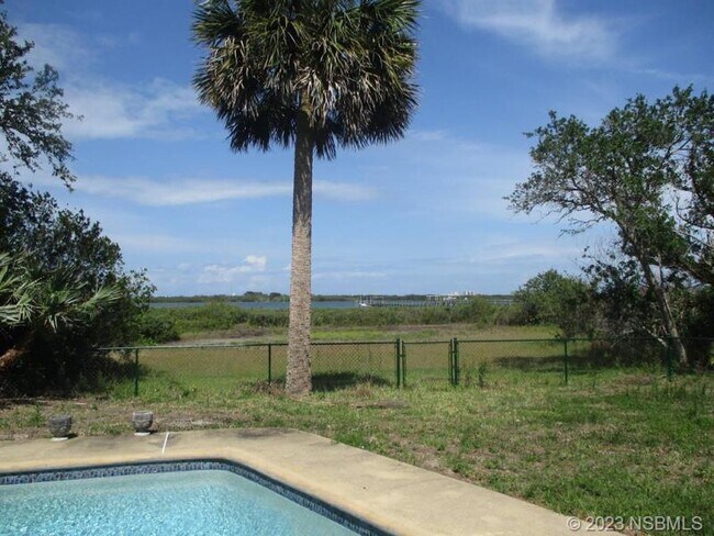 Building Photo - 1617 S Riverside Dr
