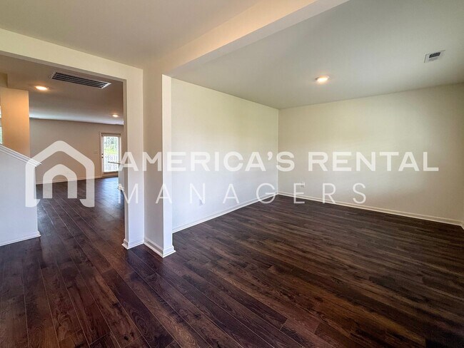 Building Photo - Move-in Special! Beautiful 5 Bed, 2 Bath h...
