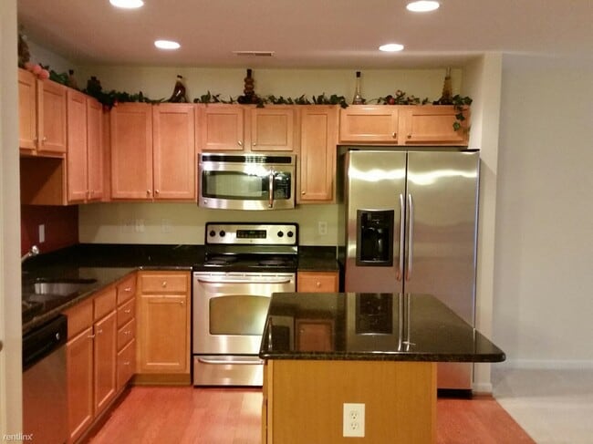 Building Photo - 2 br, 2 bath  - 7108 W Friendly Ave Unit 105