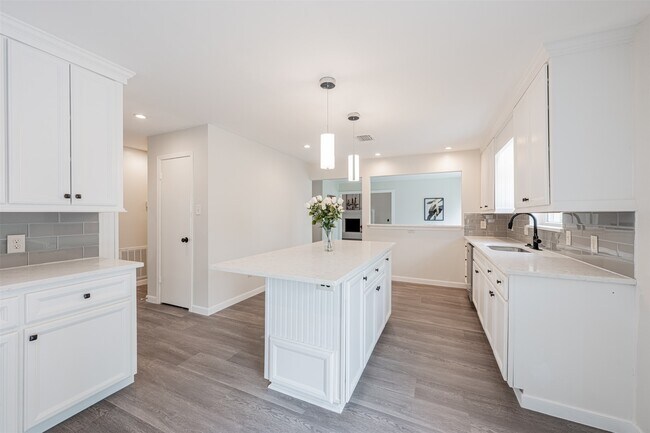 Building Photo - 6215 Portal Dr