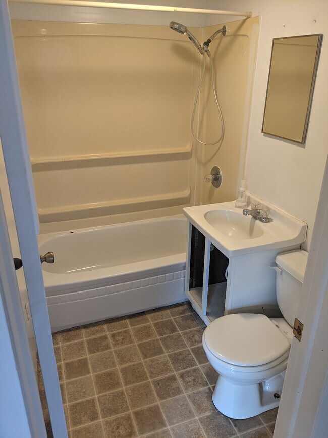 Full bath - 1415 S 8th St