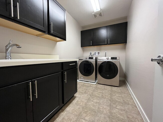 Building Photo - 9742 Zircon Cliff Ave