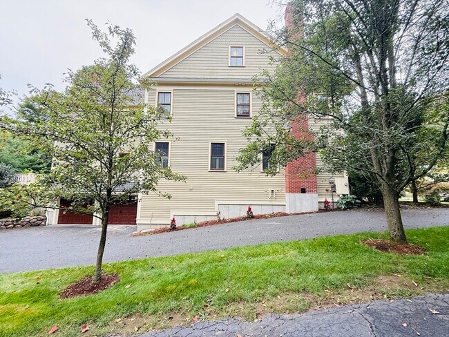 Building Photo - 176 Waltham St